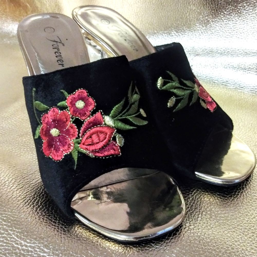 Women's 7.5 Black Velvet Rose Embroidered Heels